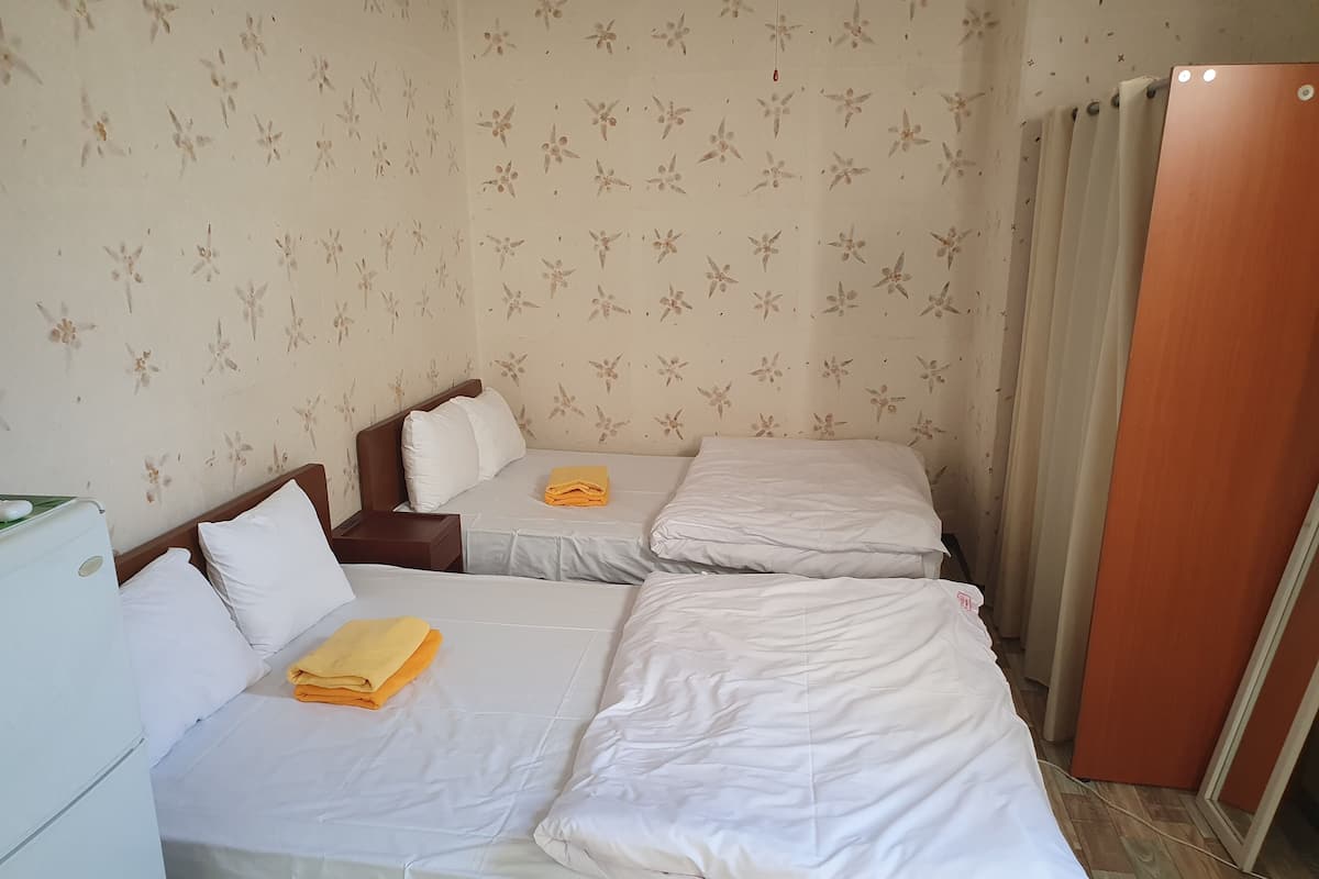 Habitación básica, baño compartido | 1 habitación, tabla de planchar con plancha, wifi gratis y ropa de cama