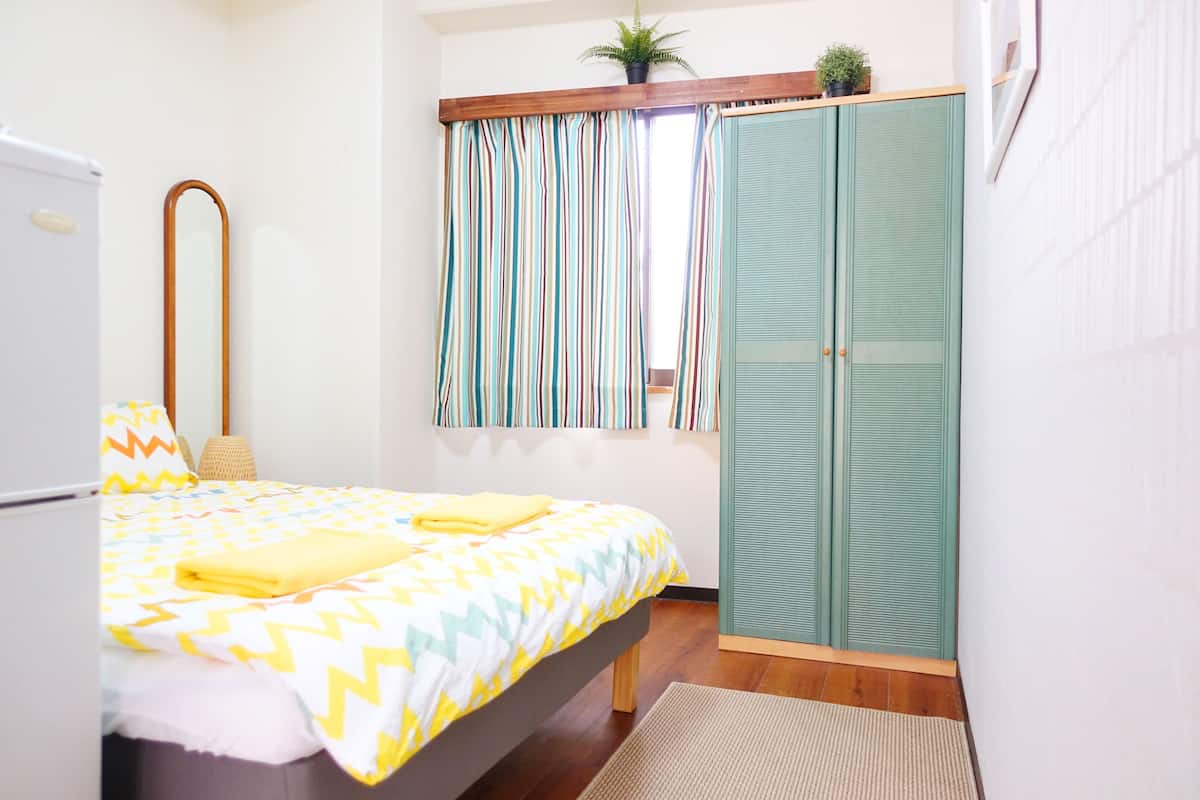 Chambre Deluxe double, salle de bain privée | Fer et planche à repasser, accès au Wi-Fi (inclus), literie fournie