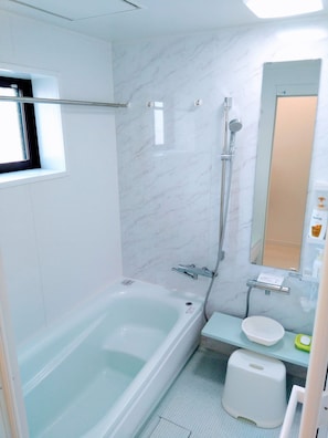 Combined shower/bathtub, free toiletries, hair dryer, towels