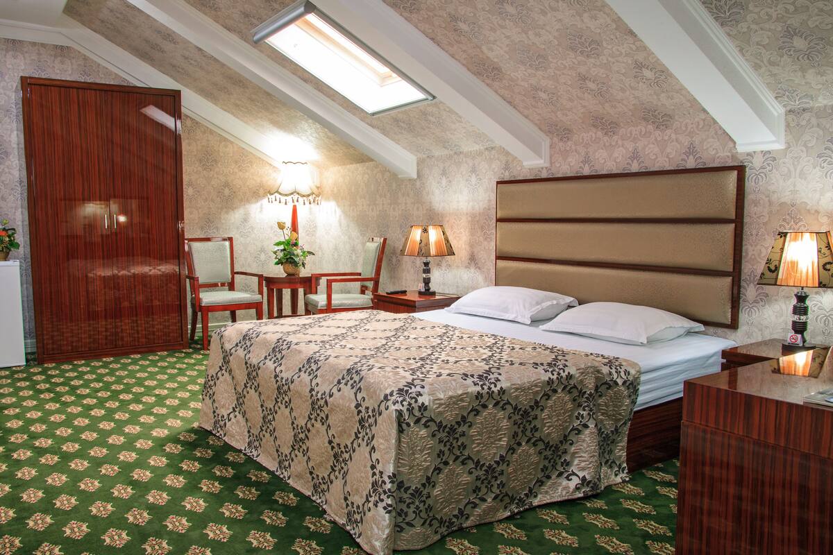 Familie suite, 2 slaapkamers | 1 slaapkamer, een minibar, een kluis op de kamer