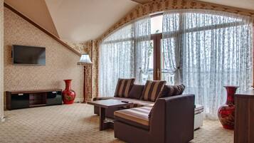 Grand Studio Suite, 1 Bedroom | 1 bedroom, minibar, in-room safe, iron/ironing board