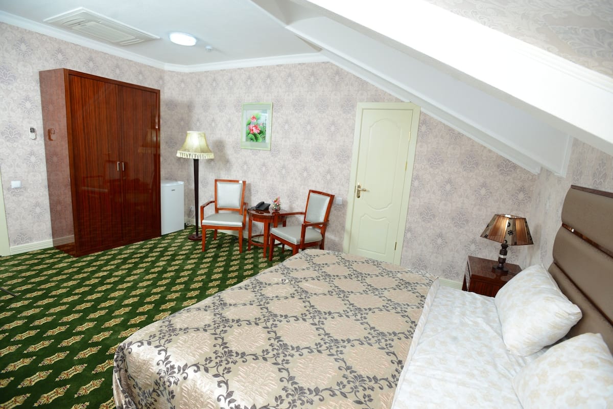 Deluxe tweepersoonskamer, 1 slaapkamer | 1 slaapkamer, een minibar, een kluis op de kamer