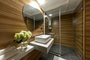 Executive Room, Garden View | Bathroom | Shower, free toiletries, hair dryer, slippers - Bach Place Dalat (Da Lat)