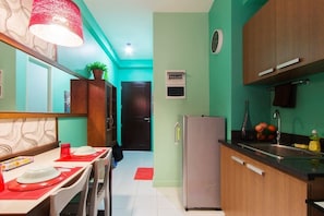 Condo Confort, 1 cama matrimonial, balcón (Cozy B + UNIT 314) | Cocina privada | Refrigerador con congelador, microondas, parrilla de estufa y arrocera 