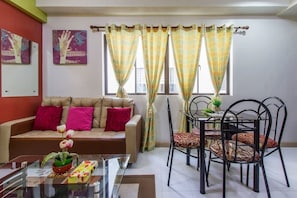 Condo Confort, 3 habitaciones, cocineta (Cozy 3BR + UNIT 212) | Área de sala de estar | Televisión de pantalla plana 