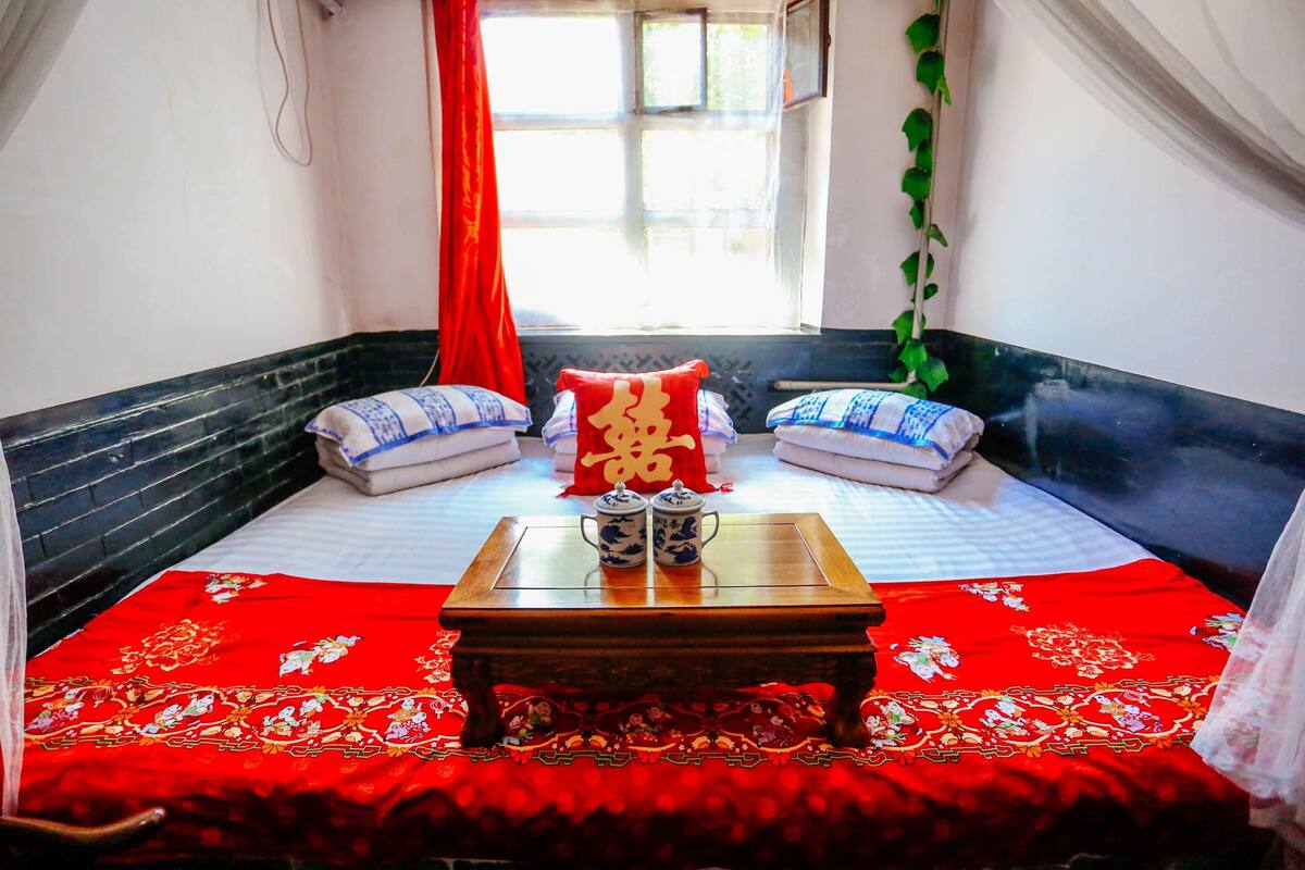 Deluxe Triple Room | Desk, blackout drapes, free WiFi