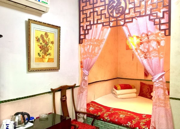 Romantic Kang Room | Desk, blackout drapes, free WiFi