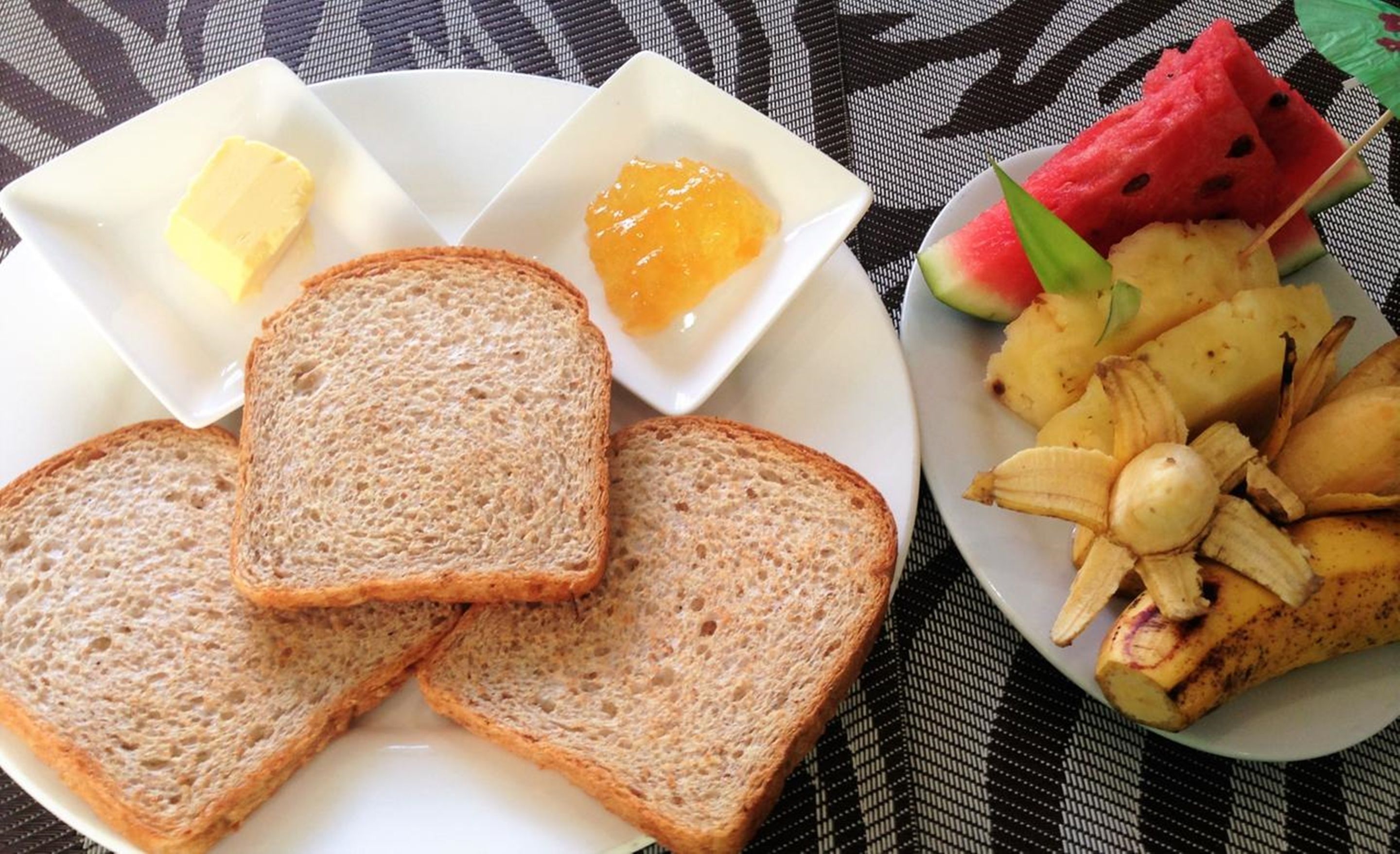 daily cooked-to-order breakfast for a fee