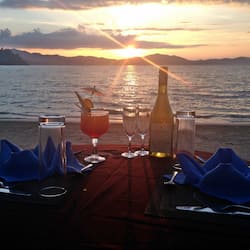 Se sirven desayunos, comidas y cenas con vista a la playa