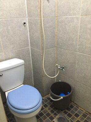 Shower, free toiletries, towels - Mimi's Travelers Suites (Cagayan de Oro)