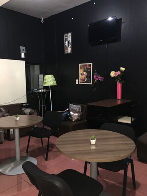 Lobby sitting area - Mimi's Travelers Suites (Cagayan de Oro)