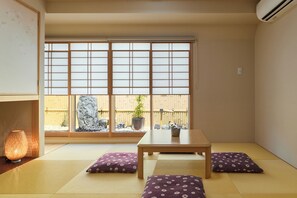 อพาร์ตเมนต์สไตล์ญี่ปุ่น, 3 ห้องนอน, ห้องครัว, วิวสวน | บริเวณนั่งเล่น | ทีวีจอแอลซีดี 40 นิ้ว พร้อมช่องดิจิตอล, Netflix, เครื่องเล่นดีวีดี