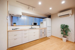 Japanese-style Apartment, 3 Bedrooms, Non Smoking, 2 Bathrooms | Private kitchen | Microwave, stovetop, rice cooker, highchair
