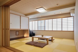 Leilighet i japansk stil, 3 soverom, ikke-røyk, 2 bad | Dundyner, blendingsgardiner, strykejern/-brett og wi-fi (inkludert)