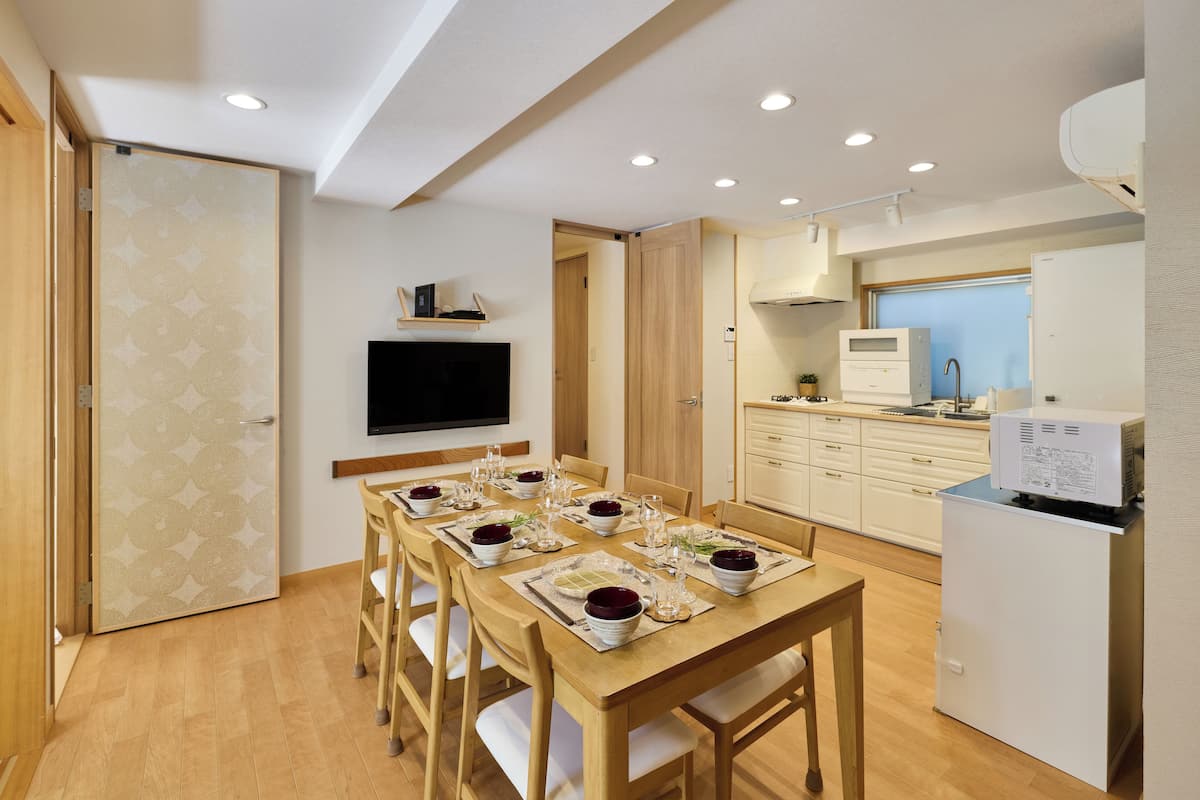Apartament d'estil japonès, 3 dormitoris, cuina, vistes al jardí | Cobrellits, cortines opaques, planxa i posts de planxar i wifi gratuïta