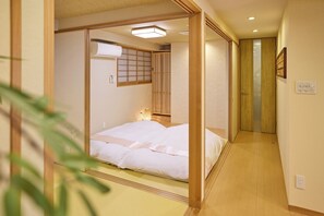 ห้องสวีทสไตล์ญี่ปุ่น, 2 ห้องนอน, ปลอดบุหรี่, ห้องครัว | ผ้านวมขนเป็ด, ผ้าม่านกันแสง, เตารีด/โต๊ะรีดผ้า, Wi-Fi ฟรี