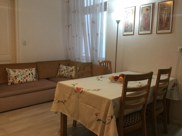 Apartment, 2 Bedrooms | In-room dining