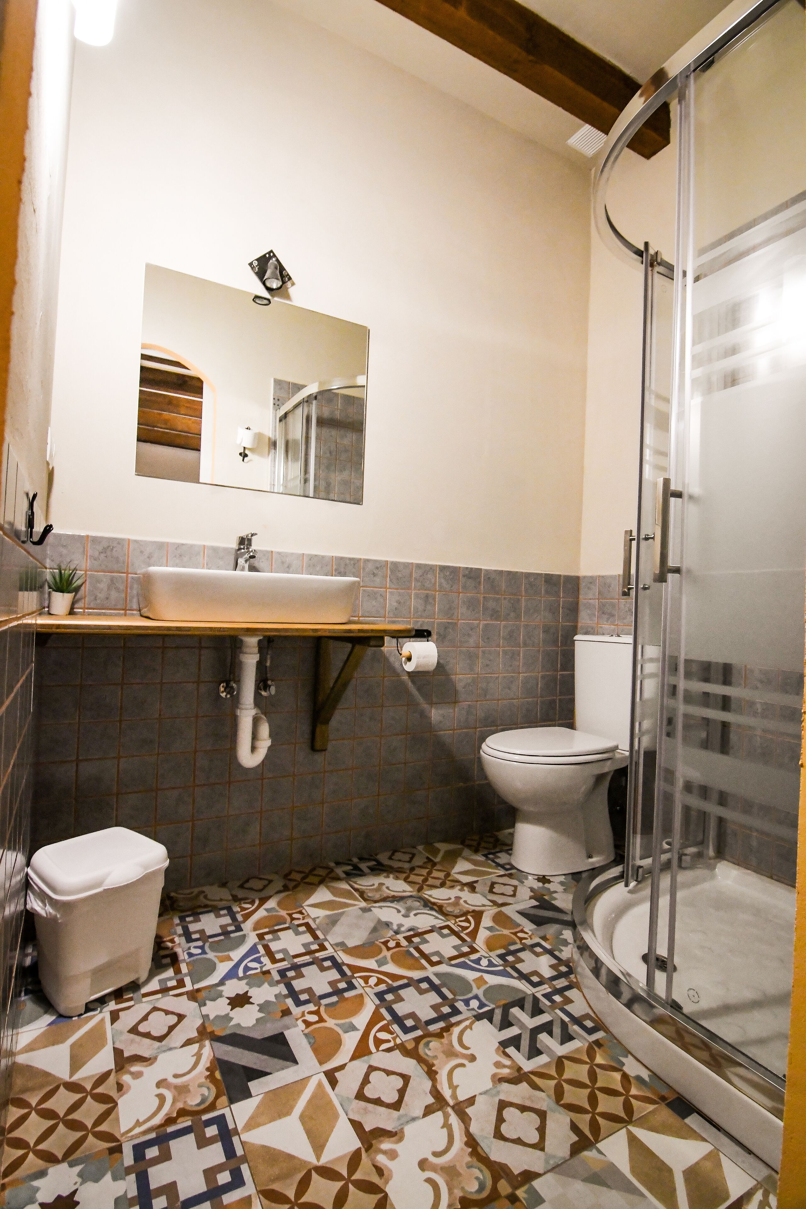 Un baño con lavamanos, inodoro y ducha.