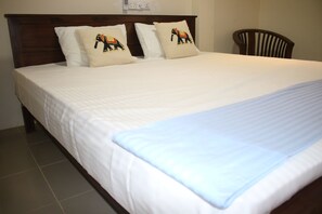 In-room safe, desk, free WiFi - Under Water Safaris (Trincomalee)