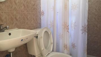 Pancuran mandi, kelengkapan dandanan diri percuma, tuala disediakan