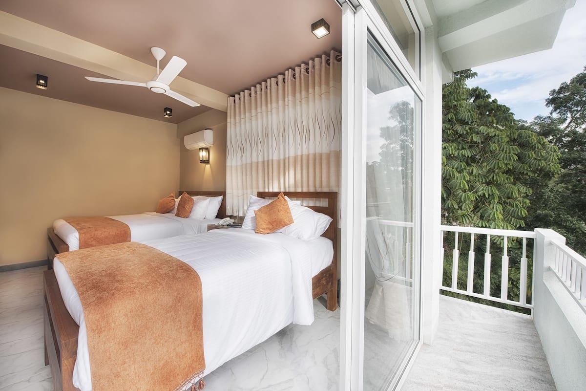 Deluxe Triple Room | 1 bedroom, premium bedding, in-room safe, desk