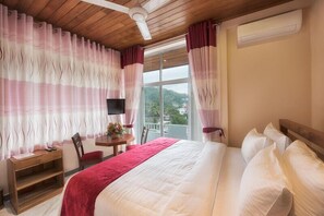 ห้องดีลักซ์ดับเบิล | 1 ห้องนอน, เครื่องนอนระดับพรีเมียม, ตู้นิรภัยในห้องพัก, โต๊ะทำงาน