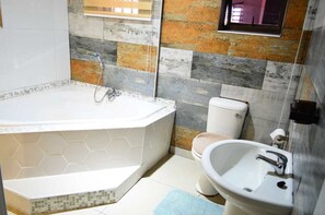 Twin Room | Bathroom | Shower, rainfall showerhead, free toiletries, towels - Unathi Guest Lodge (Maluti a Phofung)