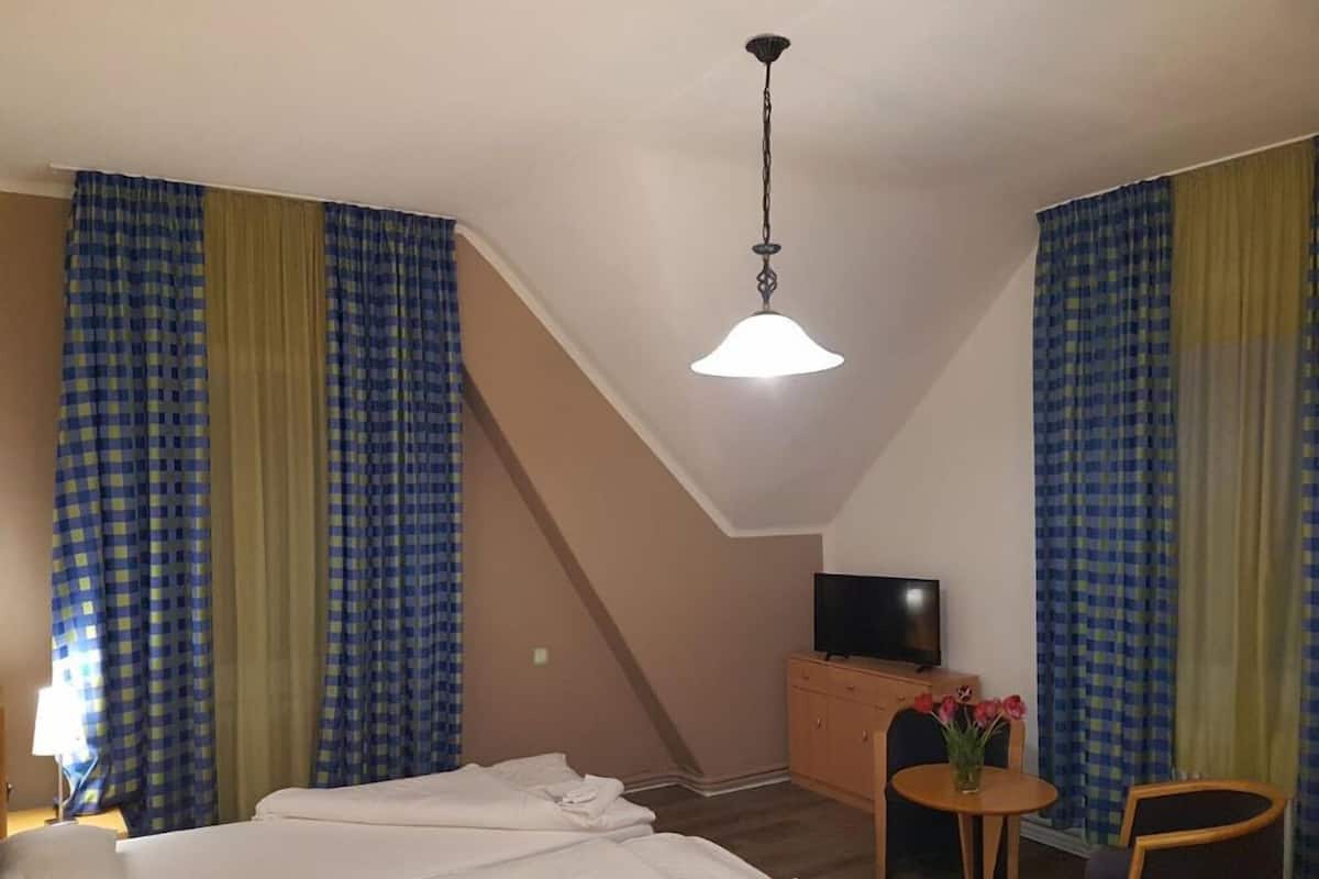 Cribs (surcharge), rollaway beds (surcharge), bed sheets