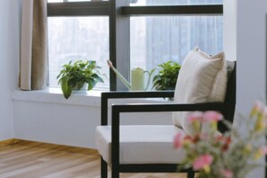 日式原木大床房 | 办公桌、遮光窗帘、熨斗/熨板、免费 WiFi