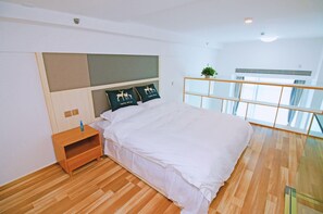 北欧清新大床房 | 办公桌、遮光窗帘、熨斗/熨板、免费 WiFi