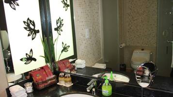 Deluxe Twin Room | Minibar, in-room safe, desk, blackout curtains