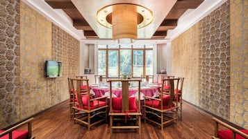 Petit déjeuner, déjeuner et dîner servis sur place