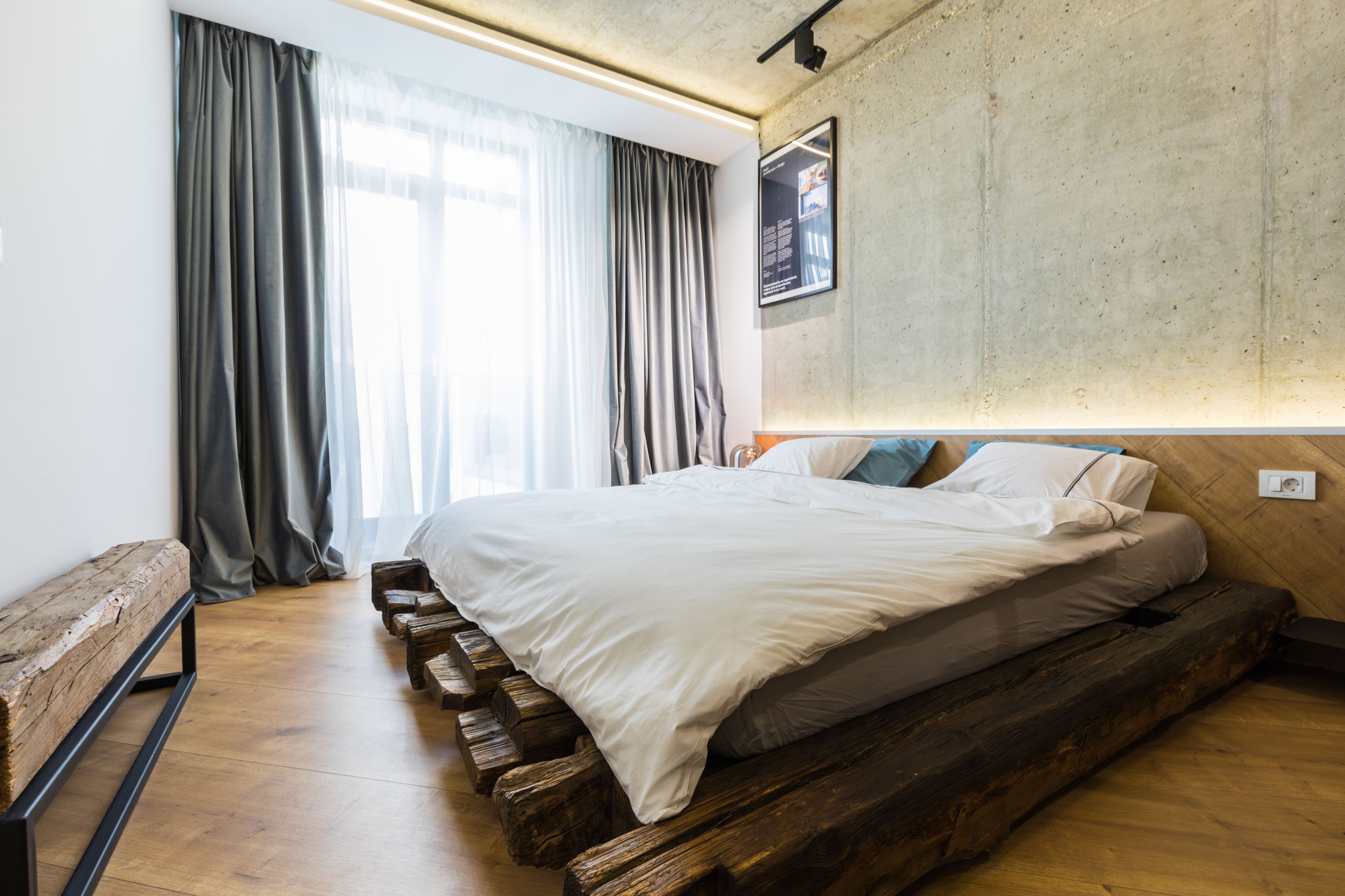 Suite | Living area | Flat-screen TV, fireplace