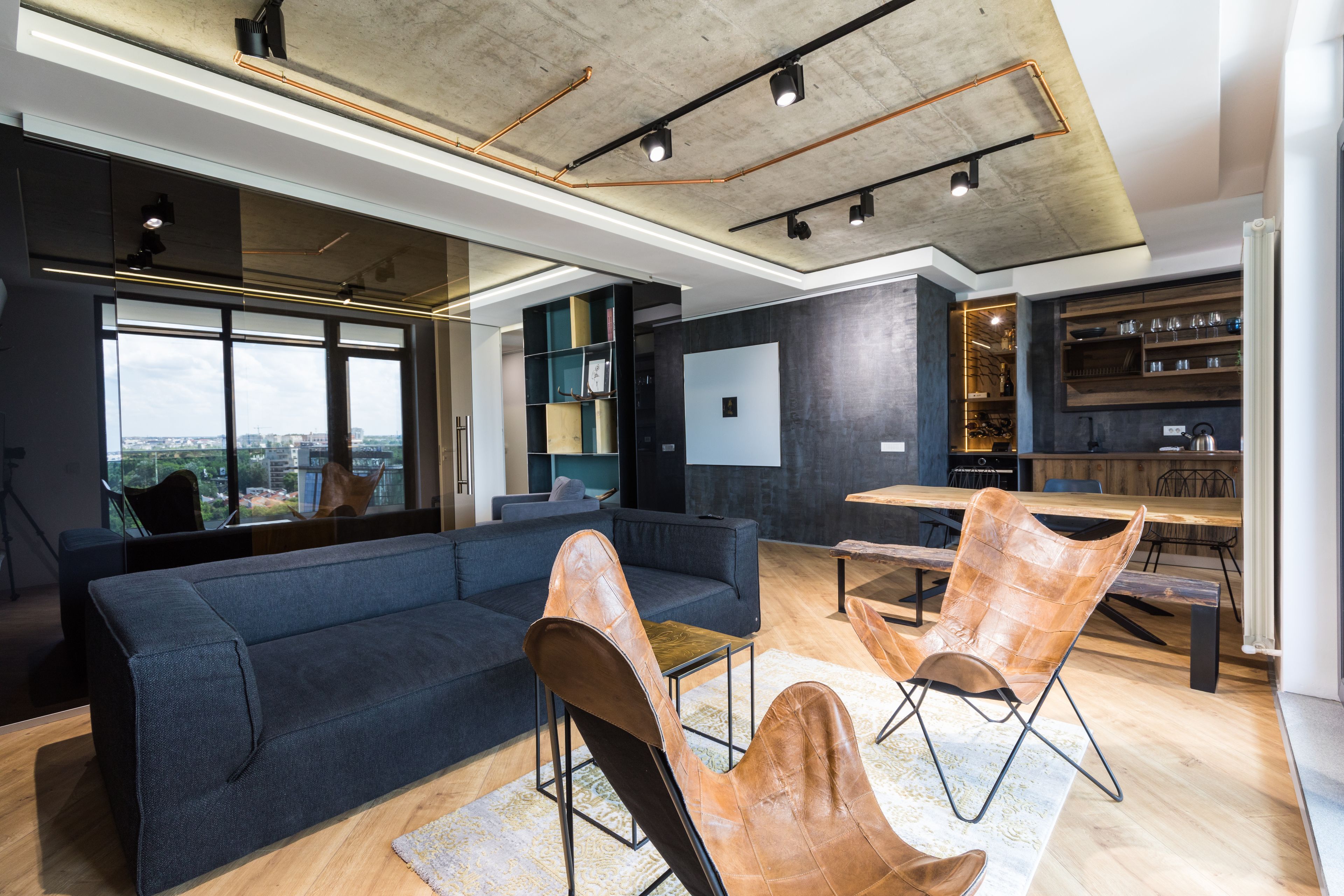 Flat-screen TV, fireplace