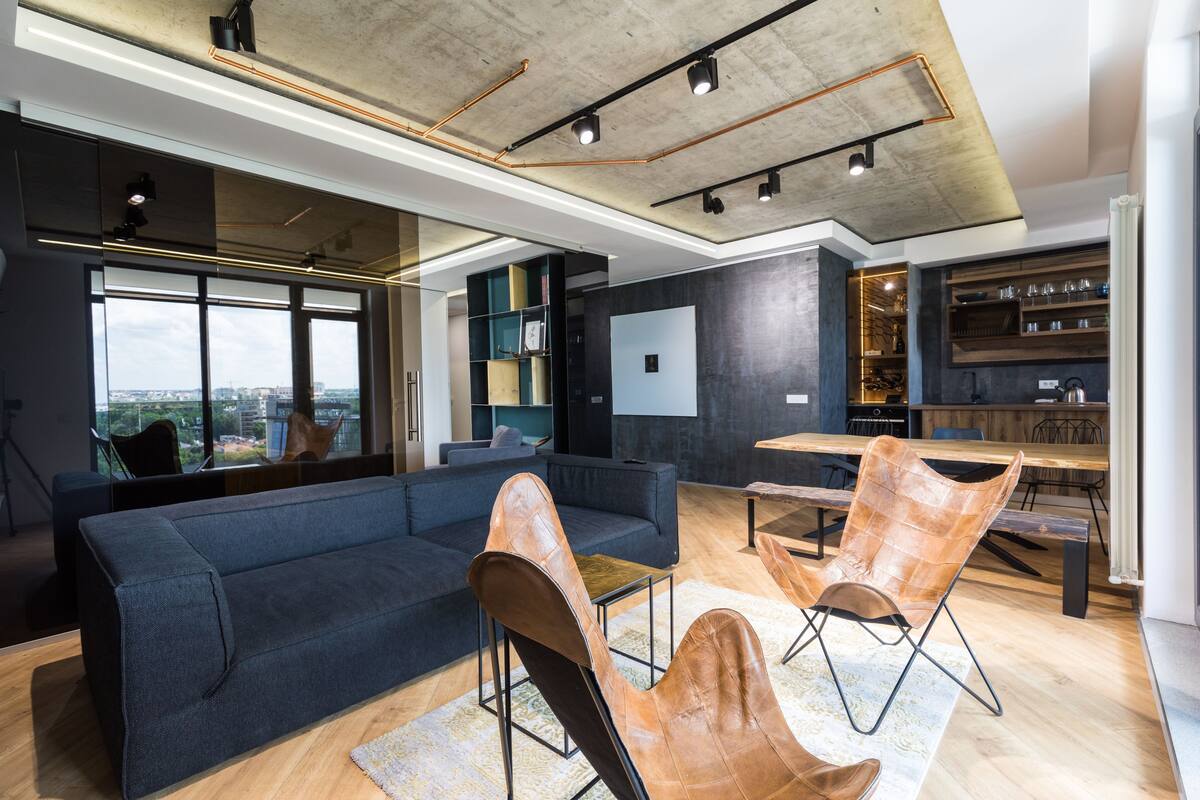 Flat-screen TV, fireplace