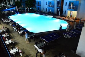 2 outdoor pools