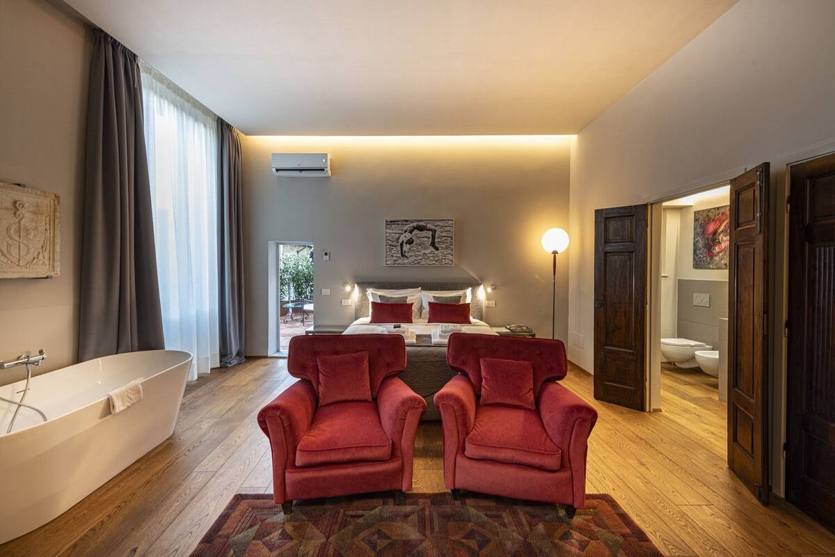 Habitación doble Deluxe, balcón | Ropa de cama de alta calidad, edredón, minibar y escritorio