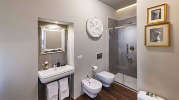 Superior Double Room | Bathroom | Separate bathtub and shower, free toiletries, hair dryer, slippers