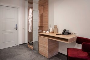 Deluxe Double Room | 1 bedroom, premium bedding, minibar, in-room safe