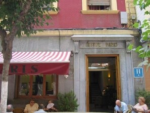 Property entrance - Hotel París (Lanjaron)