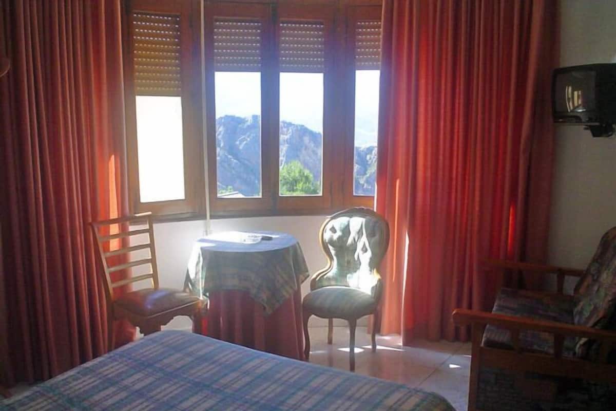 In-room safe, bed sheets