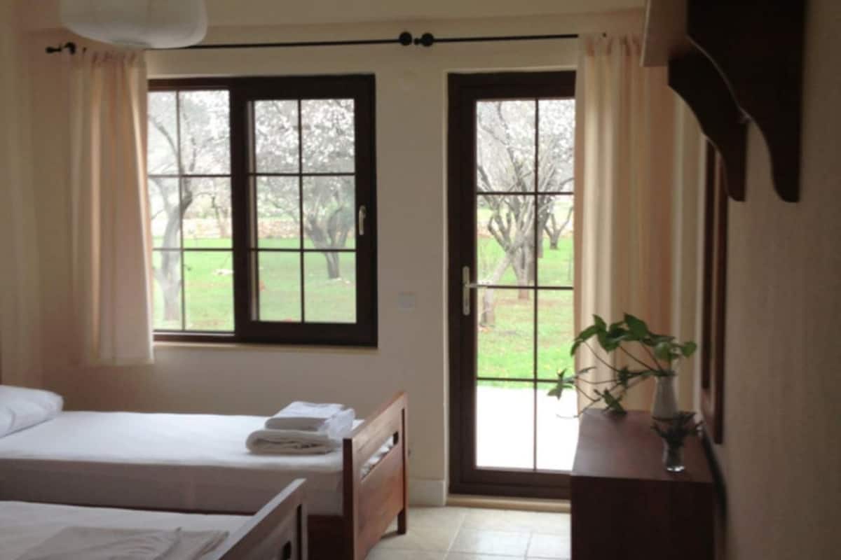 In-room safe, soundproofing, free WiFi, bed sheets