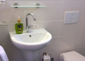 Shower, hair dryer, towels - Narnia Hotel (Kas)