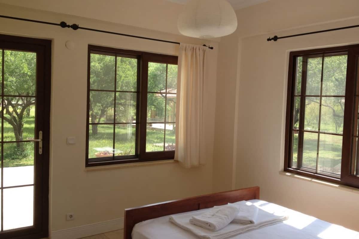 In-room safe, soundproofing, free WiFi, bed sheets