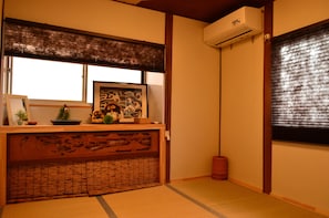 Japanese Style Single Room, Shared Bathroom | Down comforters, iron/ironing board, free WiFi, bed sheets - Guesthouse Oasis (Osaka)