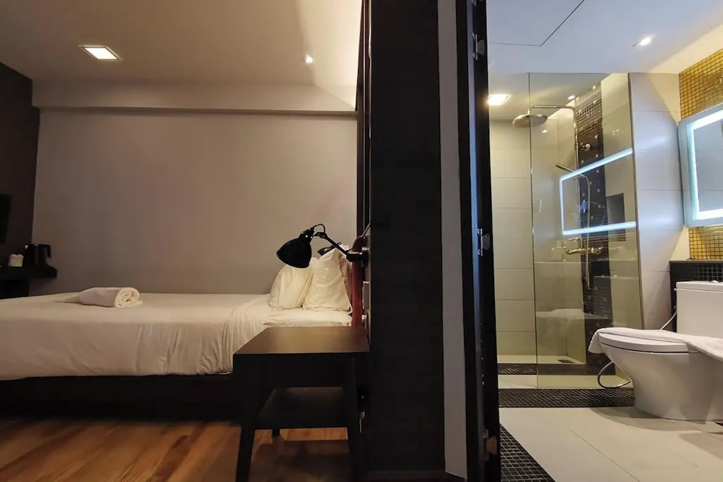 single business room | minibar, in-room safe, desk, free wifi