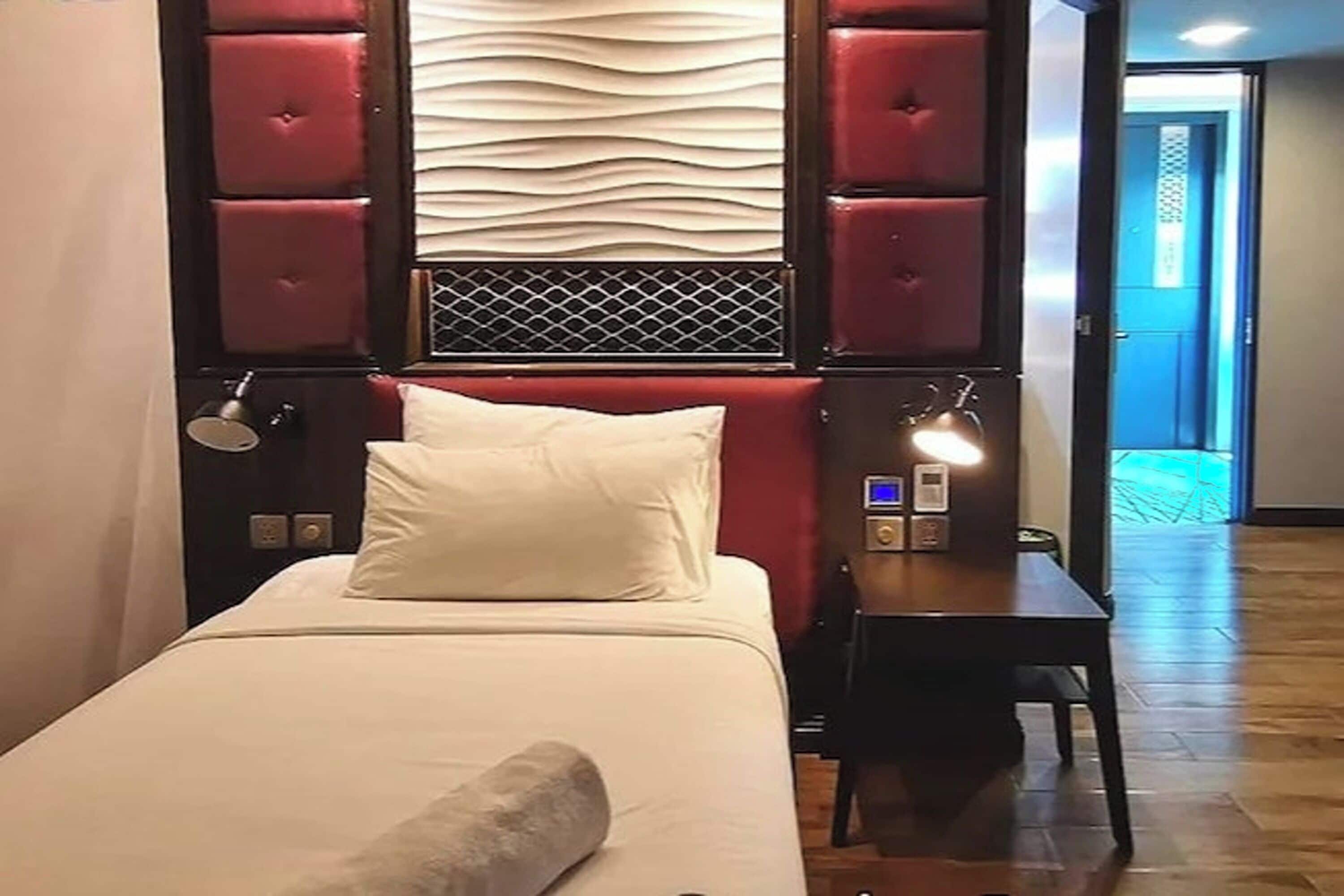 single business room | minibar, in-room safe, desk, free wifi