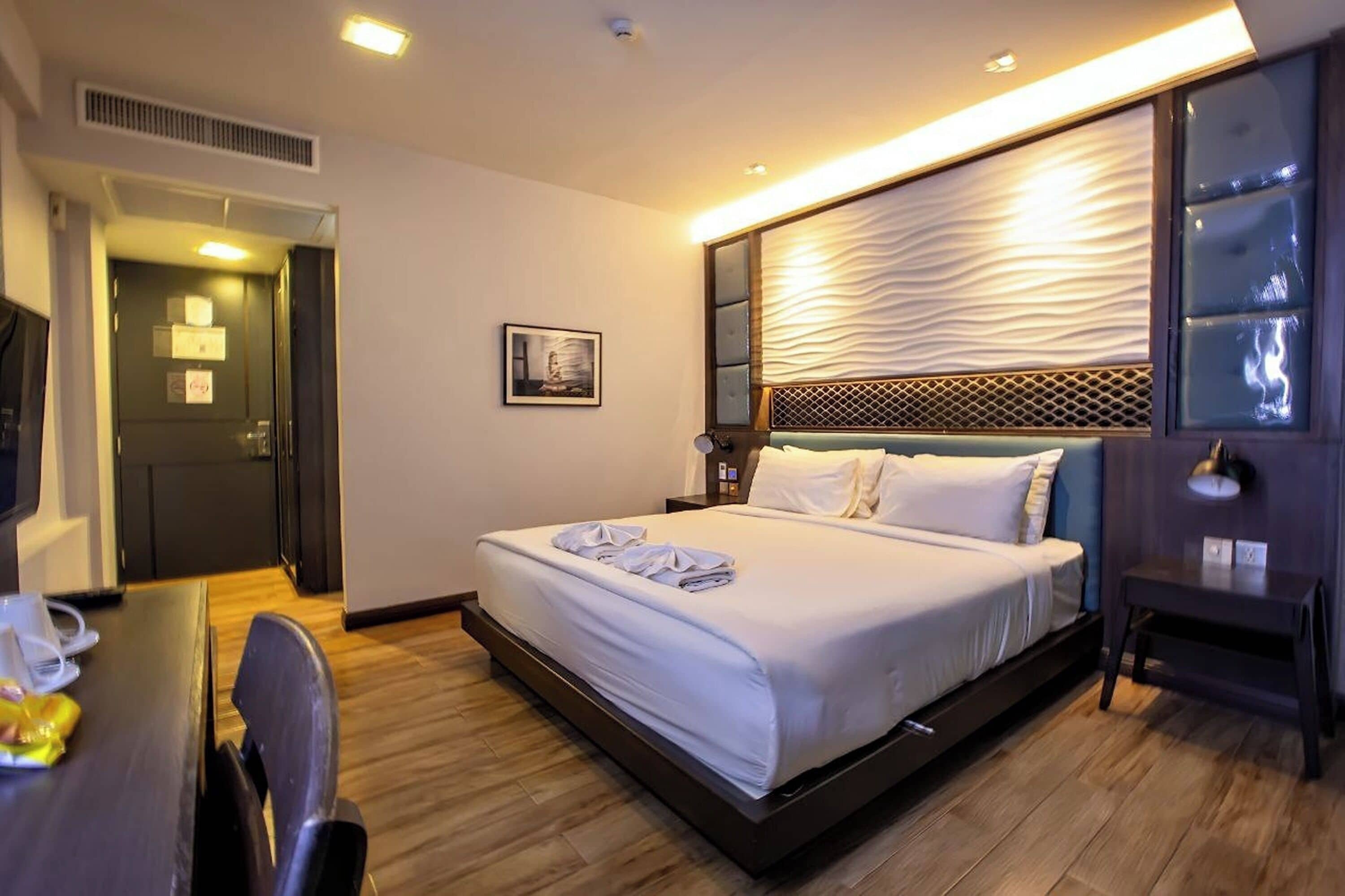 deluxe double room  | minibar, in-room safe, desk, free wifi