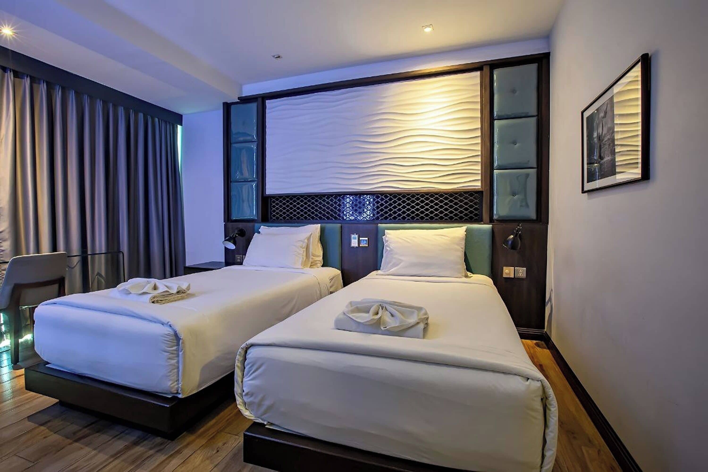 deluxe twin room  | minibar, in-room safe, desk, free wifi