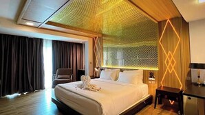 Una habitación de hotel con una cama grande, un escritorio y una silla.